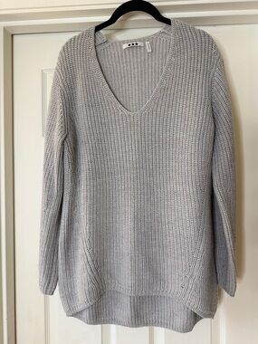 Three Dots Light Gray V-Neck Knit Sweater